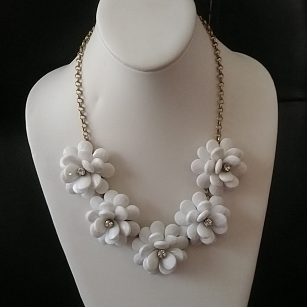 white and gold color flower necklace
